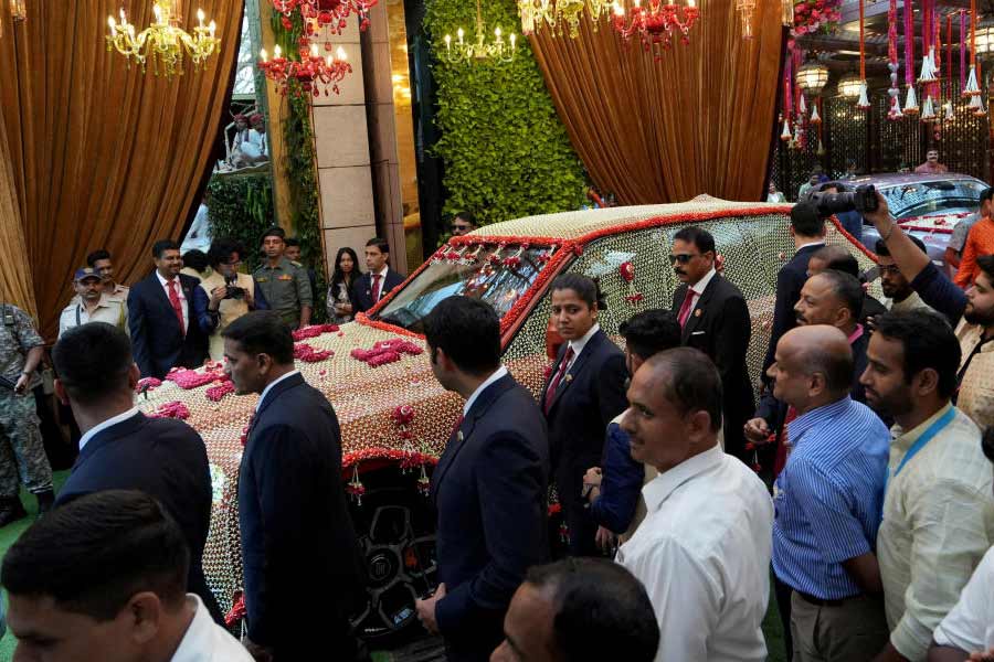 শুধু জেট বিমানই নয়, অতিথিরা যেন কোনও রকম সমস্যার মুখে না পড়েন, সে কারণে ১০০টিরও বেশি ব্যক্তিগত বিমান ভাড়া করেছেন অম্বানী।