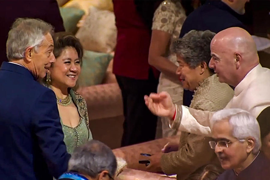 রয়টার্সকে দেওয়া সাক্ষাৎকারে রাজন বলেন, ‘‘অতিথিরা দেশ-বিদেশের বিভিন্ন প্রান্ত থেকে মুম্বইয়ে আসছেন। প্রতিটি বিমান বিভিন্ন দেশে একাধিক বার পাড়ি দেবে।’’