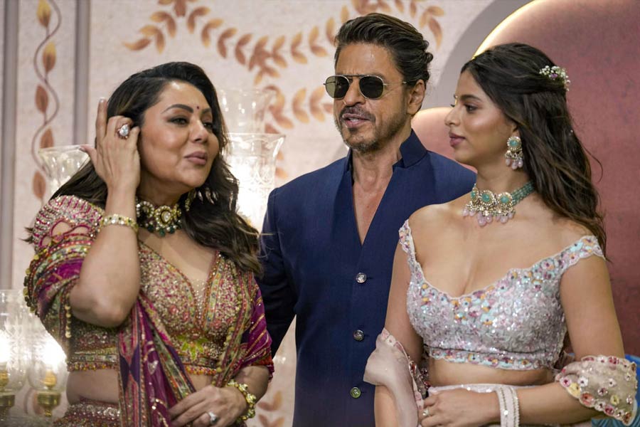 ইতিমধ্যেই অম্বানীর পুত্রের বিয়ের মেনুতে কী কী ছিল তার খবরাখবর ইতিউতি ঘোরাফেরা করতে শুরু করেছে। সম্পূর্ণ মেনুর খোঁজ না পাওয়া গেলেও অনুষ্ঠানে নিমন্ত্রিতদের জন্য যে সব মুখরোচকের আয়োজন করা হয়েছে, তা শুনলেই চমক লাগে।