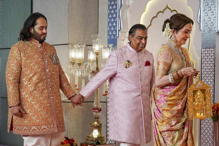 জানা যায়, বারাণসীর এক বিখ্যাত চাটের দোকান থেকেই নাকি সমস্ত মুখরোচক খাবারের আয়োজন করা হয়েছে। বারাণসীর সেই দোকানের মালিক রাকেশ কেশরী সম্প্রতি এএনআইকে দেওয়া এক সাক্ষাৎকারে জানিয়েছেন, জুন মাসে মুকেশ-পত্নী নীতা অম্বানী তাঁর দোকানে খেতে গিয়েছিলেন। সেখানকার খাবার খেয়ে তিনি এতই মুগ্ধ হয়ে গিয়েছিলেন যে, অনন্তের বিয়ের জন্যও বরাত দিয়ে দেন।