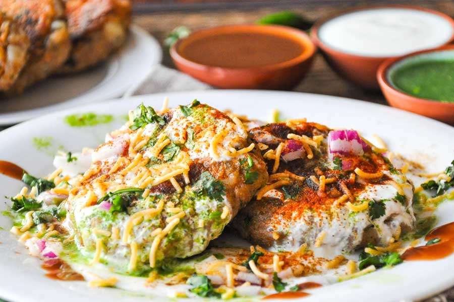 রাকেশ বলেন, ‘‘২৪ জুন কাশীর বিশ্বনাথ মন্দিরে এসেছিলেন নীতা। তখন আমার দোকানে খেতে আসেন। টিকিয়া চাট, টম্যাটো চাট, পালং চাট এবং কুলফি ফালুদা খেয়েছিলেন তিনি। খাওয়ার পর তিনি খুব খুশি হয়েছিলেন। বারাণসীর চাট যে কত বিখ্যাত তা-ও বলছিলেন তিনি। অম্বানী পরিবারের জন্য এতটুকু করতে পেরে আমি ধন্য।’’