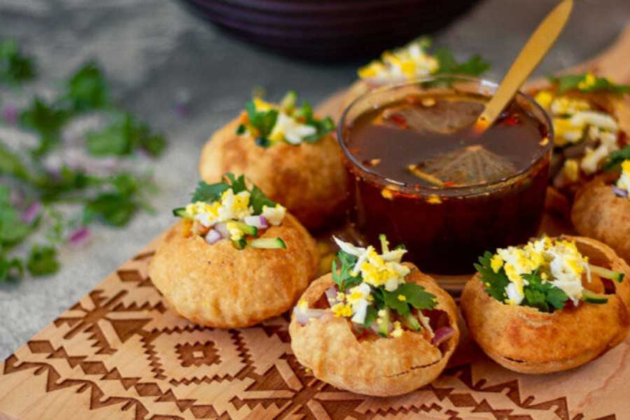 মুকেশ-পুত্রের বিয়ের তালিকায় কী কী মুখরোচকের আয়োজন করা হয়েছে তা সাক্ষাৎকারে জানান রাকেশ। তালিকায় রয়েছে বাঙালির প্রিয় ফুচকাও।