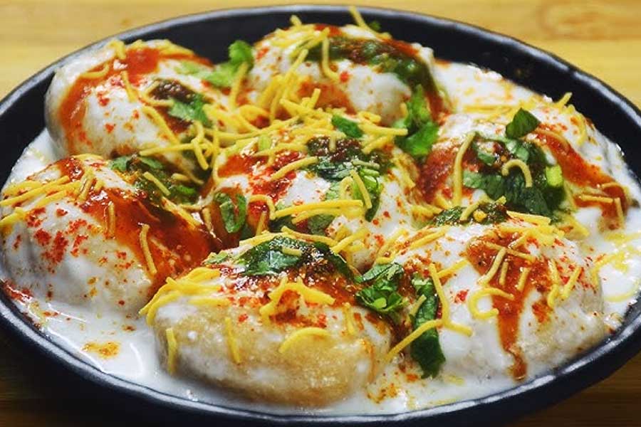 ফুচকা ছাড়া রয়েছে শিঙাড়া, দইবড়া, টম্যাটো চাট, পালং চাট, ভল্লা পাপড়ি, মিক্সড চাট, দই পুরি, চূড়া মটর, পাপড়ি চাট এবং চানা কচুরি।