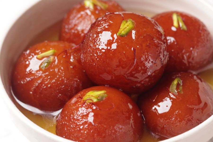 মিষ্টিমুখের জন্য ছিল বারাণসীর দোকানের বিখ্যাত গুলাব জামুন এবং কুলফি ফালুদা।