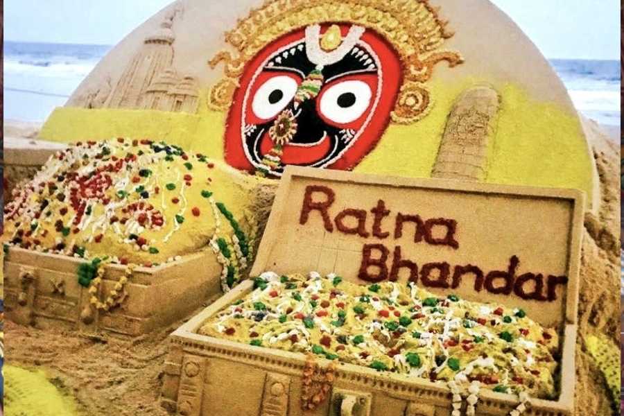 কী কী পাওয়া গিয়েছে রত্নভান্ডার থেকে? এ বিষয়ে প্রশ্ন করা হয়েছিল রত্নভান্ডারে প্রবেশাধিকার পাওয়া ১১ সদস্যের দলের এক প্রতিনিধিকে। তিনি বিষয়টি নিয়ে মুখ খুলতে চাননি। 