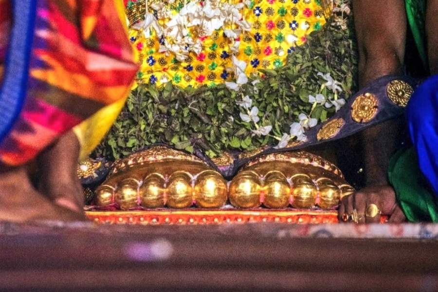 ২০১১ সালের জুলাই মাসে প্রকাশিত ওই পত্রিকার একটি প্রতিবেদনে বলা হচ্ছে, ওড়িশার রাজা অনঙ্গভীম দেব জগন্নাথদেবের অলঙ্কার তৈরির জন্য প্রায় দেড় হাজার কেজি সোনা দিয়েছিলেন মন্দির কর্তৃপক্ষকে। সেই সোনা রত্নভান্ডারেই থাকার কথা।