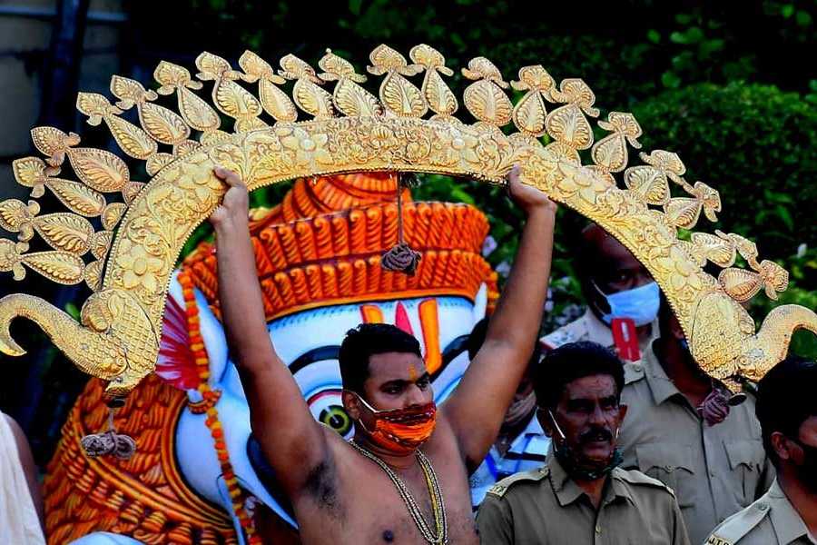 ওই প্রতিবেদনে এ-ও বলা হয়েছে যে, শুধু বাইরের প্রকোষ্ঠেই রয়েছে জগন্নাথের একটি সোনার মুকুট এবং তিনটি সোনার হরিদকণ্ঠী মালা। প্রত্যেকটি তৈরি হয়েছে ১২০ তোলা, অর্থাৎ ১৪০০ গ্রাম (প্রায় দেড় কেজি) সোনা দিয়ে।