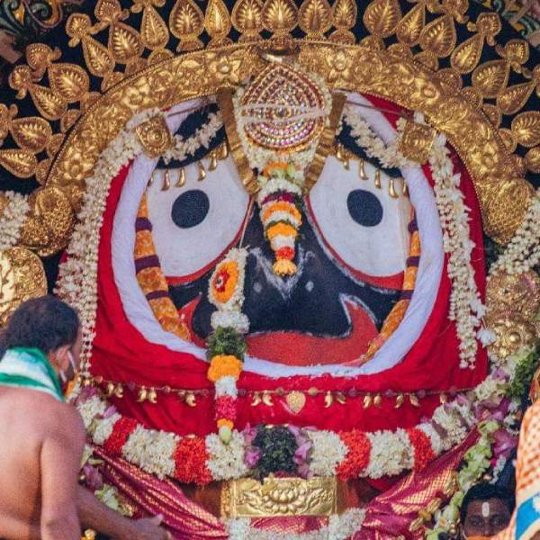 এ ছাড়া রয়েছে সোনা, হিরে, প্রবাল, মুক্তো দিয়ে তৈরি ‘প্লেট’। ১৪০টি ভারী রূপার গহনাও রয়েছে মন্দিরের ভিতরের রত্নকক্ষে।