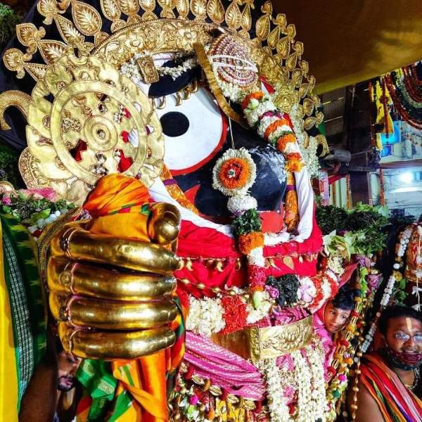 রয়েছে জগন্নাথের সোনার কানের দুল শ্রীকুণ্ডল। সোনার কদম্ব মালা, সোনার চক্র, সোনার গদা, সোনার পদ্ম এবং সোনার শঙ্খ।