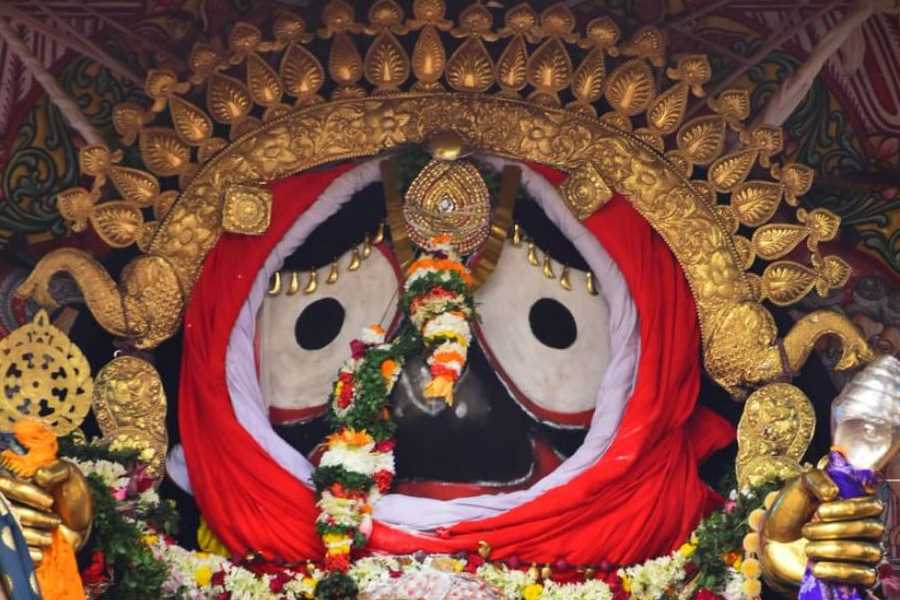 রত্নখচিত সোনার তৃতীয় নয়নও রয়েছে জগন্নাথ এবং সুভদ্রার গহনার তালিকায়। সোনার পাতের তৈরি একটি চোখের মাঝে রয়েছে হিরে। অন্যটির মাঝে রয়েছে পান্না।