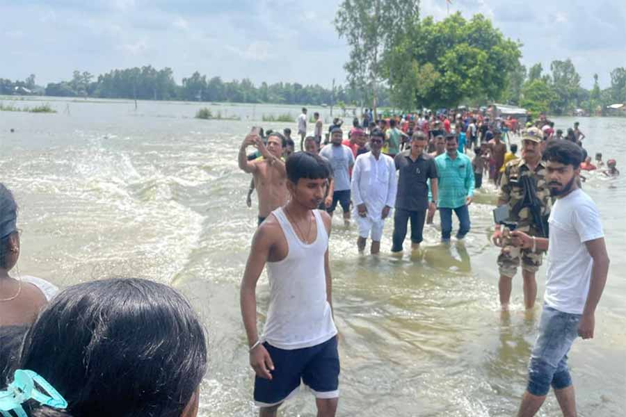 রবিবার দুপুরে পুনর্ভবা নদীর জলস্ফীতিতে প্লাবিত মালদহের বামনগোলা ব্লকের খুটাদহ এলাকা