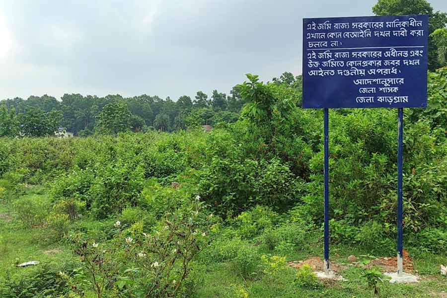 পুরাতন ঝাড়গ্রাম এলাকায় পেট্রল পাম্পের উল্টো দিকে বসানো হয়েছে বোর্ড।