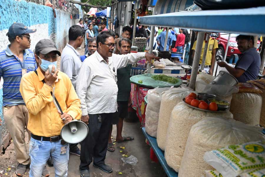 Hawkers from Bihar Jharkhand are sitting on the streets of Kolkata, caught in the survey of the Kolkata Municipal corporation