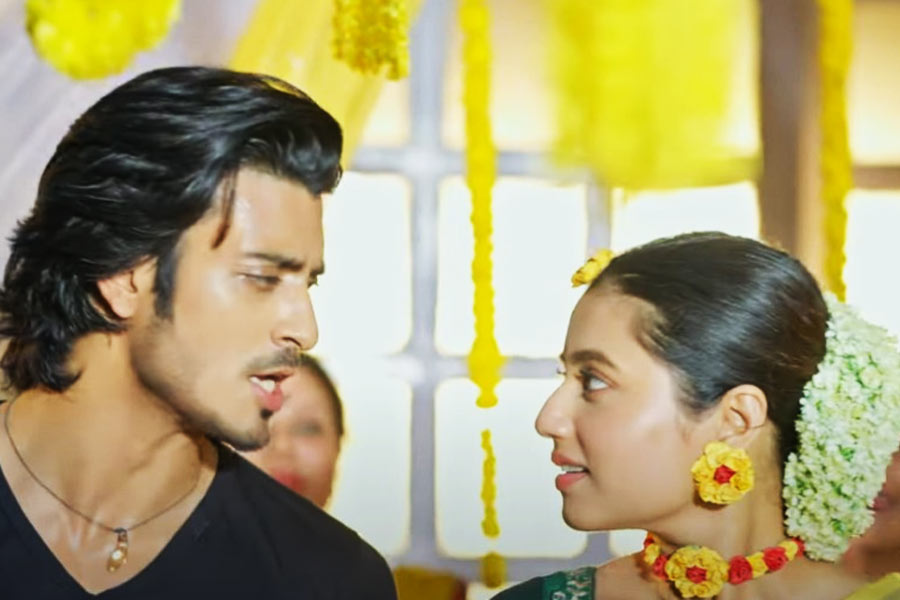 ‘সাওয়ারে’ মিউজ়িক ভিডিয়োর একটি দৃশ্যে জন ও স্বস্তিকা।