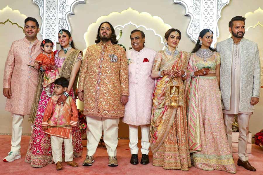 বিয়েবাড়ির সাজগোজ বলতে প্রথমে মহিলাদের কথাই মনে হয়। তবে পুরুষেরাও আজকাল সাজগোজের বিষয়ে যথেষ্ট জ্ঞান রাখেন। তা যদি হয় অম্বানী বাড়ির বিয়ে, তা হলে তো কথাই নেই। সেই অনুষ্ঠান যে আর পাঁচটা বিয়েবাড়ির চেয়ে আলাদা হবে, সে কথা আর বলার অপেক্ষা রাখে না।
