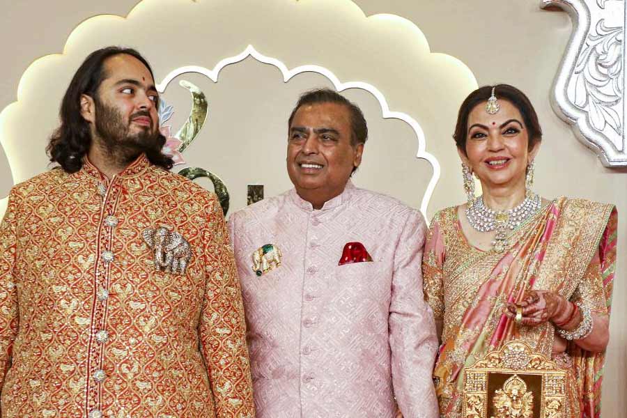 সাজগোজ, গয়নার কথা বললে অম্বানী বাড়ির মেয়ে-বৌরা সব দিক থেকে এগিয়ে। তাঁদের দিকে তাকিয়ে থাকে গোটা দেশ। তবে পুরুষদেরও তো কিছু শখ-শৌখিনতা থাকে। আংটি, গলার হার, ব্রেসলেট নয়, মুকেশ এবং নীতা অম্বানীর কনিষ্ঠ পুত্র অনন্তের শখ ব্রোচের।