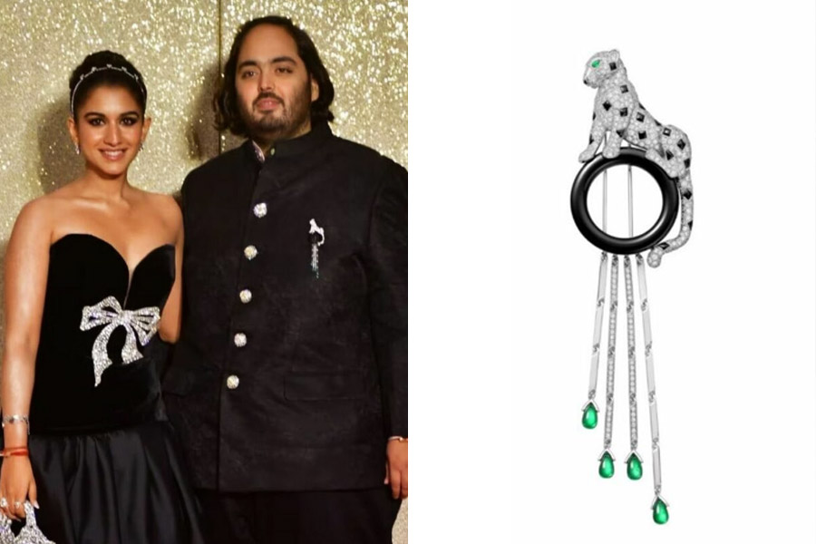 দ্য প্যান্থার ডি কার্টিয়ার ব্রোচ: রাধিকার সঙ্গে বাগ্‌দানের দিন ভাই আকাশ অম্বানীর দেওয়া একটি ব্রোচ পরেছিলেন অনন্ত, যা তৈরি হয়েছিল ১৯১৪ সালে। রাজস্থানের শ্রীনাথজি মন্দিরে রাধিকার সঙ্গে ‘রোকা’ অনুষ্ঠান সম্পন্ন হয় অনন্তের। সেই অনুষ্ঠানে অনন্তের কালো গলাবন্ধ পোশাকের উপর শোভা পেয়েছিল এই ব্রোচটি।     