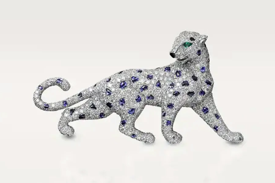 সোনা এবং প্ল্যাটিনাম দিয়ে তৈরি এই ব্রোচে রয়েছে ৬০৫টি হিরে, ৪টি পান্না এবং ৫১টি পোখরাজ। কালো রঙের গোলাকৃতি অনিক্স পাথরের উপর বসে রয়েছে প্যান্থার। যার চোখে বসানো রয়েছে পান্না।