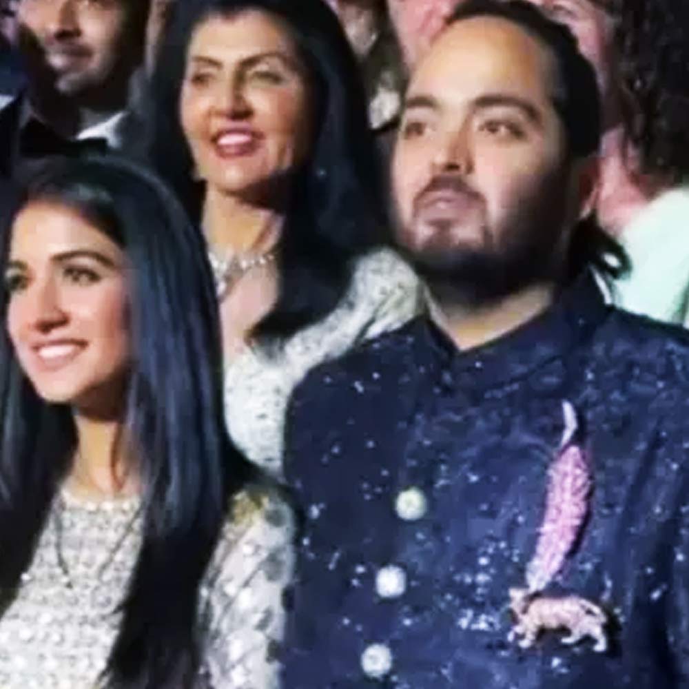 ক্রিস্টাল বসানো ফুলেল নকশা করা ঘন নীল রঙের শেরওয়ানি পরেছিলেন অনন্ত। সোনা দিয়ে তৈরি রয়্যাল বেঙ্গল টাইগার, গায়ে বসানো কালো এবং সাদা বহুমূল্য পাথর। সঙ্গে গোলাপি রঙের পাথর বসানো একটি পালকের প্রতিকৃতি। নয় নয় করে সেই ব্রোচটির দামও কয়েক কোটির উপর। 