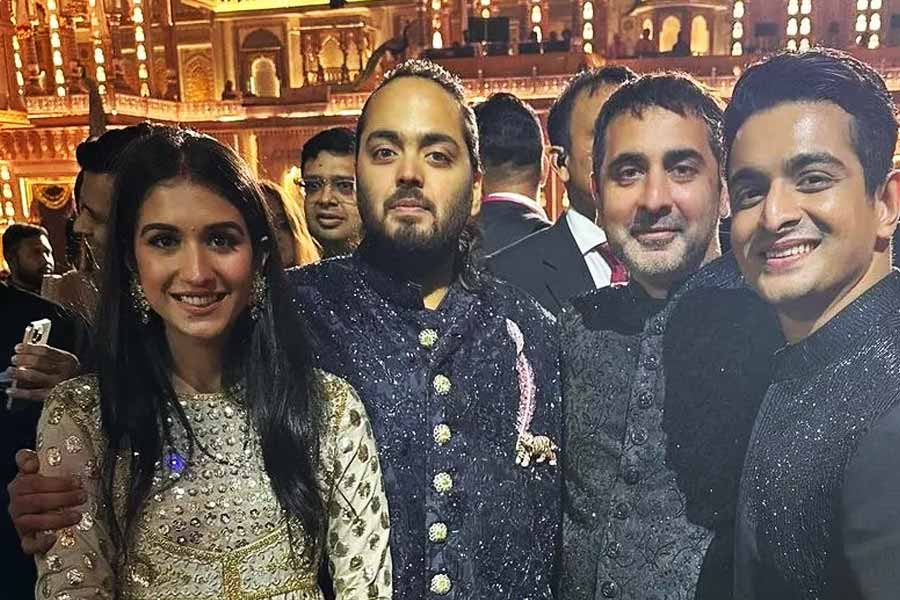 টাইগার ব্রোচ উইথ পিঙ্ক ফেদার: দীর্ঘ প্রাক্‌-বিবাহ পর্ব শেষে ১২ জুলাই চার হাত এক হয়েছে অনন্ত-রাধিকার। রবিবার, অর্থাৎ ১৪ তারিখ ছিল বৌভাত বা ‘মঙ্গল উৎসব’। সেই অনুষ্ঠানেও অনন্তের বুকে দেখা গেল বিশেষ একটি ব্রোচ।