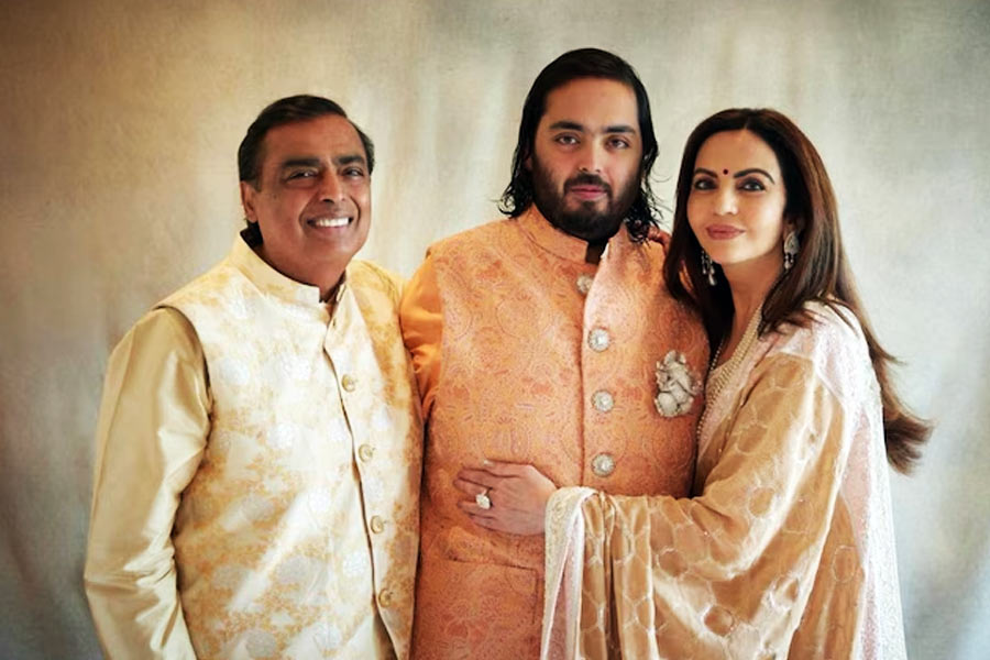 লর্ড গণেশ ব্রোচ: চলতি বছর মার্চ মাসে গুজরাতের জামনগরে প্রাক্‌-বিবাহের একটি পর্ব অনুষ্ঠিত হয়েছিল। সেখানে হবু বর অনন্ত পরেছিলেন প্যাস্টেল কমলা রঙের পাঞ্জাবি। তার উপরে ওই রঙেরই জমকালো নেহরু জ্যাকেট।