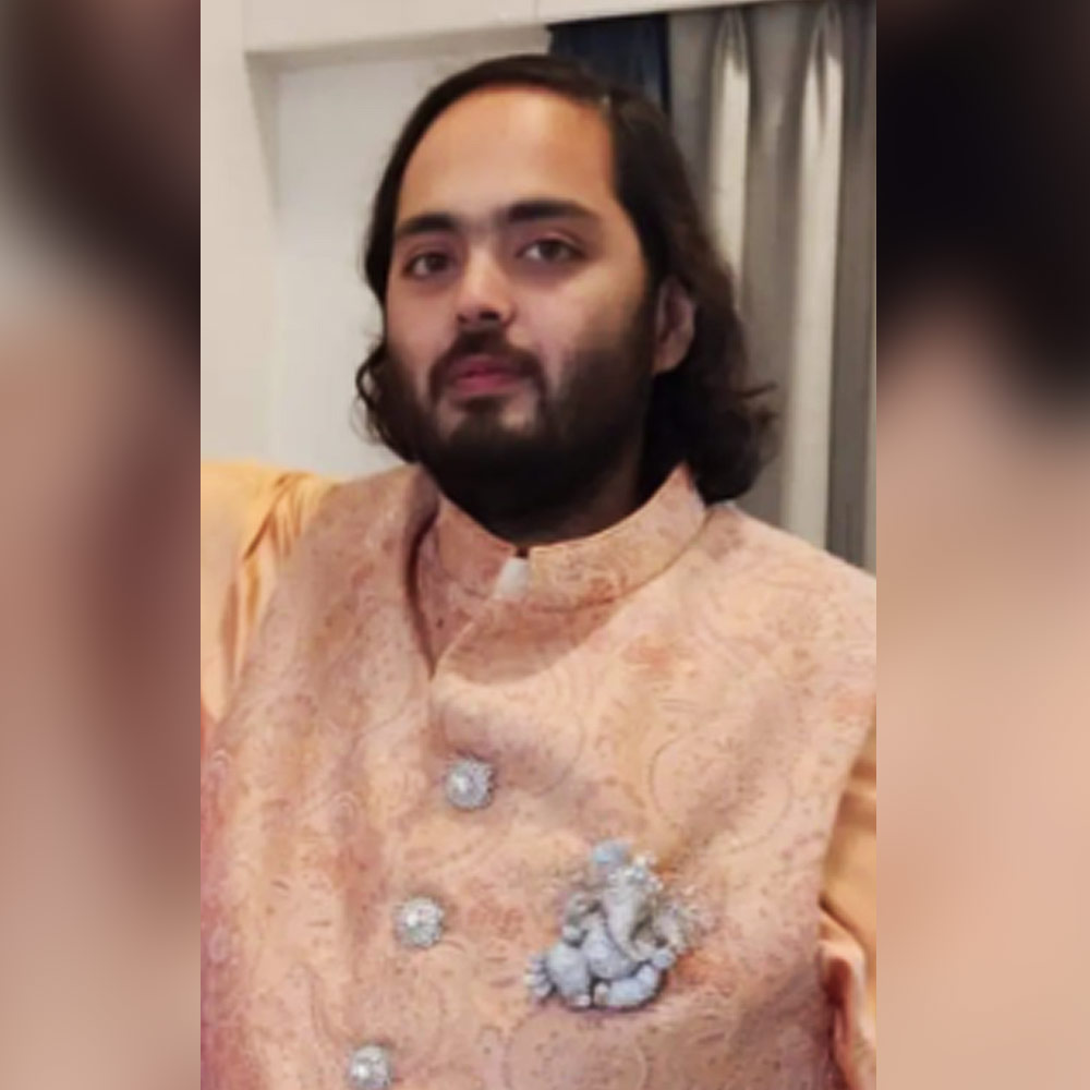 সেই পোশাকের উপর বসানো ছিল গণেশ মূর্তির আকারে তৈরি ব্রোচটি। রুপোলি রঙের গণপতি মূর্তির অবয়ব জুড়ে ছিল হিরের চূর্ণ।