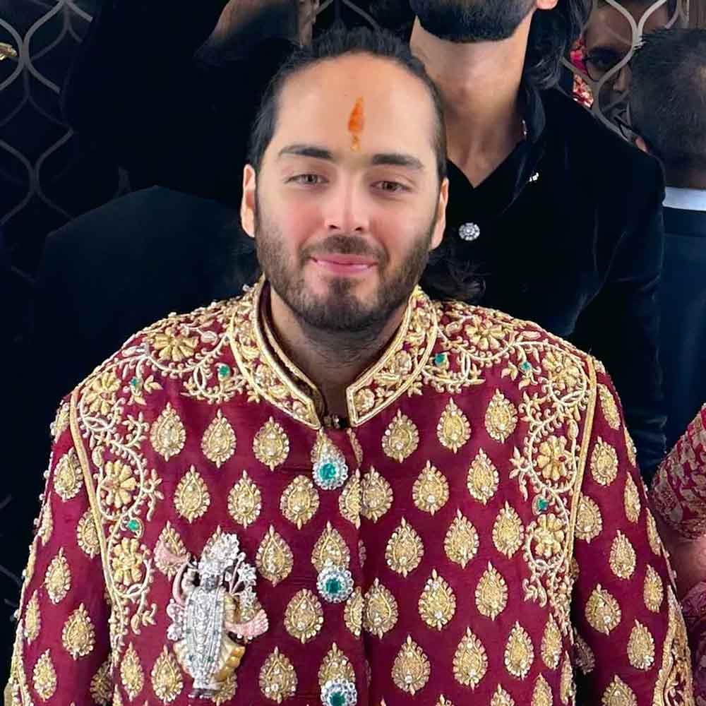 লর্ড শ্রীনাথ ব্রোচ: বিবাহ অনুষ্ঠানে সম্পন্ন হওয়ার পর নবদম্পতির জন্য ছিল ‘শুভ আশীর্বাদ’ পর্ব। সেই অনুষ্ঠানে পরার জন্যেও অনন্ত বিশেষ একটি ব্রোচ তৈরি করিয়ে রেখেছিলেন।