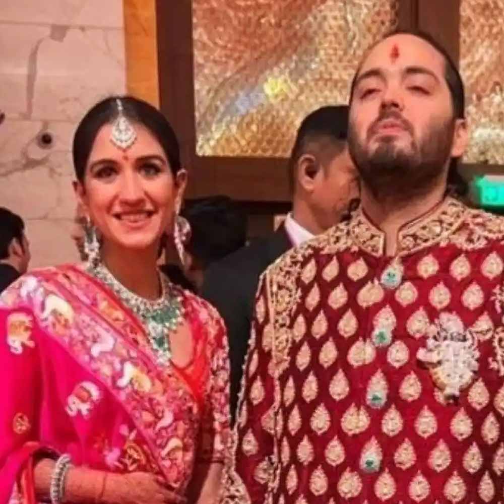 কালচে লাল রঙের শেরওয়ানির উপর সোনার জরির নকশায় ক্রিস্টাল বসানো শেরওয়ানি পরেছিলেন তিনি। সেই পোশাকের বাঁ দিকে ছিল শ্রীনাথজি ব্রোচটি। মূর্তির মুকুট এবং হারে বসানো হিরে, পান্না। শ্রীনাথজির গায়ের উত্তরীয়টি গোলাপি রঙের বহুমূল্য পাথরখচিত।   