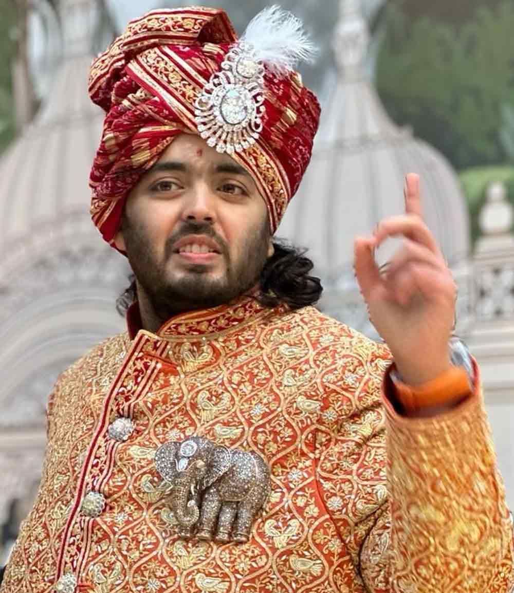 দি এলিফ্যান্ট ব্রোচ: বিয়ের দিন কমলা রঙের যে শেরওয়ানি পরে অ্যান্টিলিয়া থেকে ‘লগন’ উৎসবের উদ্দেশে রওনা দিয়েছিলেন অনন্ত, সেই পোশাকের উপরেই ছিল হাতির ব্রোচটি। যার দাম ভারতীয় মুদ্রায় প্রায় ১৪ কোটি টাকার মতো।