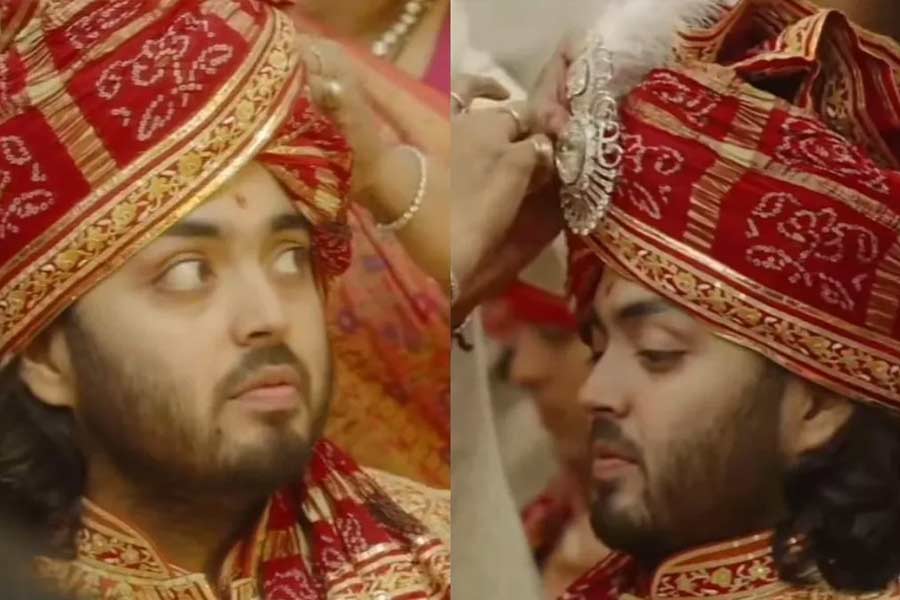 ব্রোচের পাশাপাশি আরও একটি বিষয় সকলের নজরে পড়েছে। সেটি হল অনন্তের মাথার কলগি। প্রায় একশো ক্যারেট হীরকখণ্ড বসানো রয়েছে সেই কলগিতে। লাল এবং সোনালি কাজের ‘সাফা’র উপর বসানো ছিল ওই বহুমূল্যের কলগিটি।    