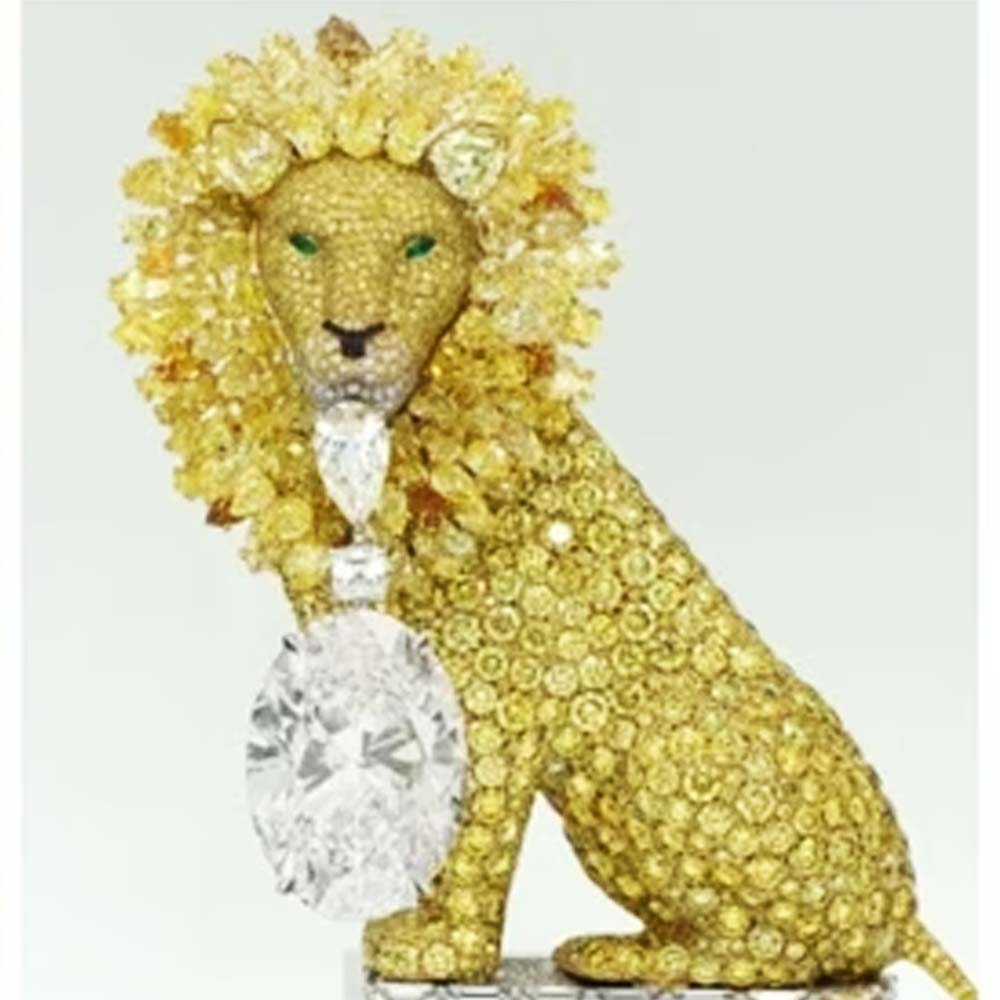 লরেন স্কোয়ার্টজ় ইয়েলো লায়ন ব্রোচ: ব্রোচে হলুদ হিরের দ্যুতি। সারি সারি হলুদ হিরে বসিয়ে তৈরি হয়েছে সিংহের অবয়ব। ঠিক যেন বিশ্রামরত পশুরাজ। তার দুই চোখে বহুমূল্য পান্না বসানো। মুখ থেকে ঝুলছে বিশাল হীরকখণ্ড।