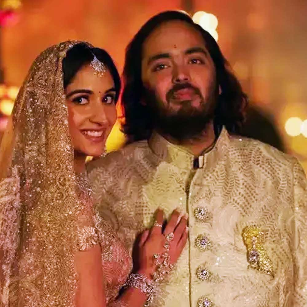 এমন ব্রোচ ভারতে আর কারও নেই। একমাত্র রয়েছে ধনকুবের মুকেশ অম্বানীর ছোট ছেলে অনন্তের সংগ্রহে। প্রাক্-বিবাহ পর্বে ‘হস্তাক্ষর’ অনুষ্ঠান পর্বে অনন্তের সাজে এই ব্রোচই সবচেয়ে বেশি নজর কেড়েছিল।