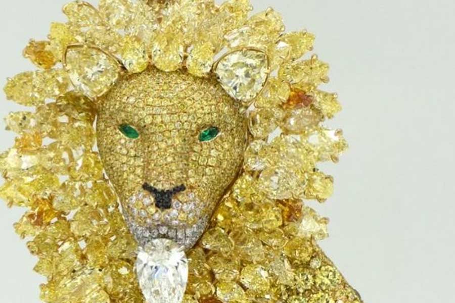 এই ব্রোচ তৈরি করেছেন বিশ্বখ্যাত মার্কিন জহুরি লরেন শোয়ার্টজ়। গোটা ব্রোচটিই তৈরি হয়েছে হলুদ রঙের হিরে দিয়ে। লরেন জানিয়েছেন, অনন্ত অম্বানীর পশুপ্রেমের কথা মাথায় রেখেই সিংহের আদলে ব্রোচটি তৈরি করা হয়েছে।