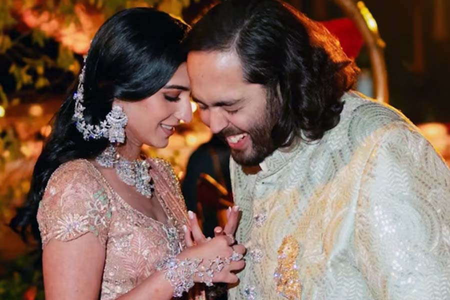 সিংহের দুই চোখে তিনি বসিয়ে দিয়েছেন দামি পান্না। সিংহের মুখ থেকে ঝুলছে বিশাল একটি হিরে। ব্রোচটি প্রায় ৫০ ক্যারাট হিরে দিয়ে তৈরি।                    