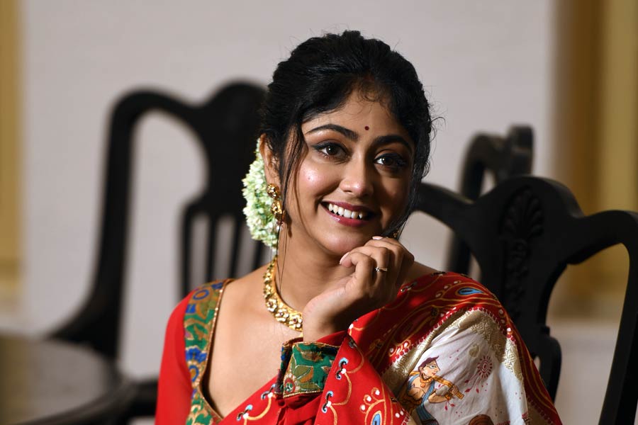 ভোরবেলা শুট। সকাল সাড়ে আটটায় কল টাইম। এক মুহূর্তে বিলম্ব করেননি সুস্মিতা। ঠিক সময়ে গাড়িতে উঠে পৌঁছে যান অভিনেতার বাড়িতে। তখনও ঘুমোচ্ছেন সাহেব। সুস্মিতা পৌঁছতেই চোখ খুলল তাঁর। শুরু হল সাজসজ্জার পর্ব।