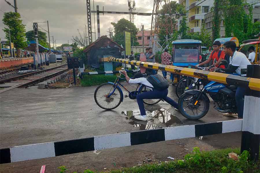 ডায়মন্ড হারবার স্টেশনে কাছে লেভেল ক্রসিং এভাবে ঝুঁকি নিয়ে পারাপার।