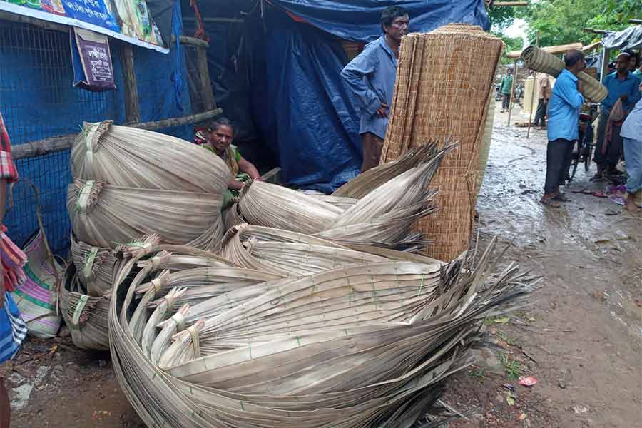 টেপরপাড়া রথের মেলায় বিক্রি হচ্ছে পাখিয়া।