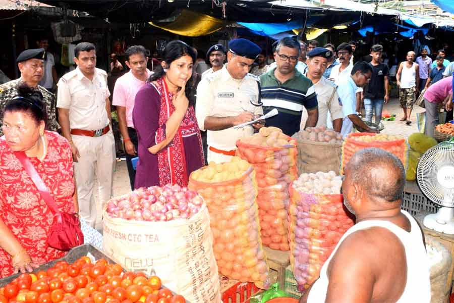 টাস্ক ফোর্সের প্রতিনিধিদের নিয়ে, সোমবার আনাজের বাজার পরিদর্শন করলেন দার্জিলিংয়ের জেলাশাসক। শিলিগুড়ির বিধান মার্কেটে।