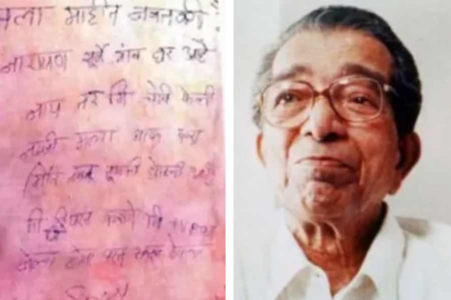 Thief returns stolen items from a household after realizing that the house belongs to famous Marathi poet