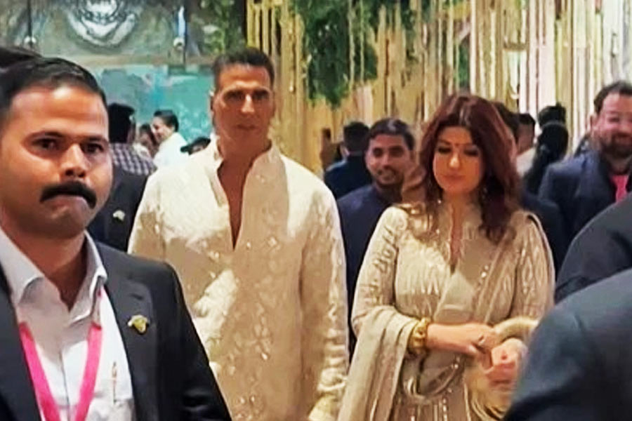 Akshay Kumar Attended Ambani\\\'s wedding not wearing mask after testing covid 19 positive