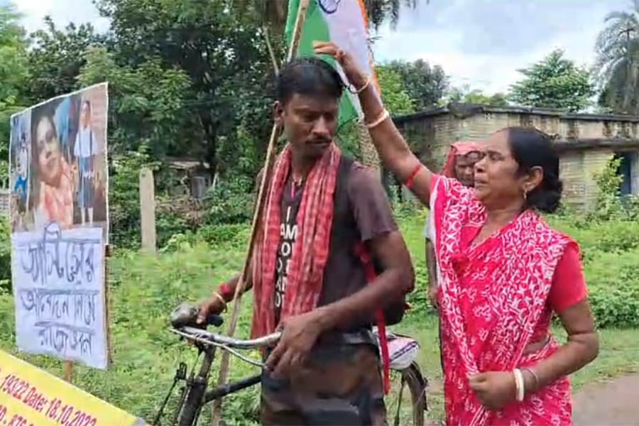 সাইকেলে রওনা দিচ্ছেন প্রসেনজিৎ স্বর্ণকার।।