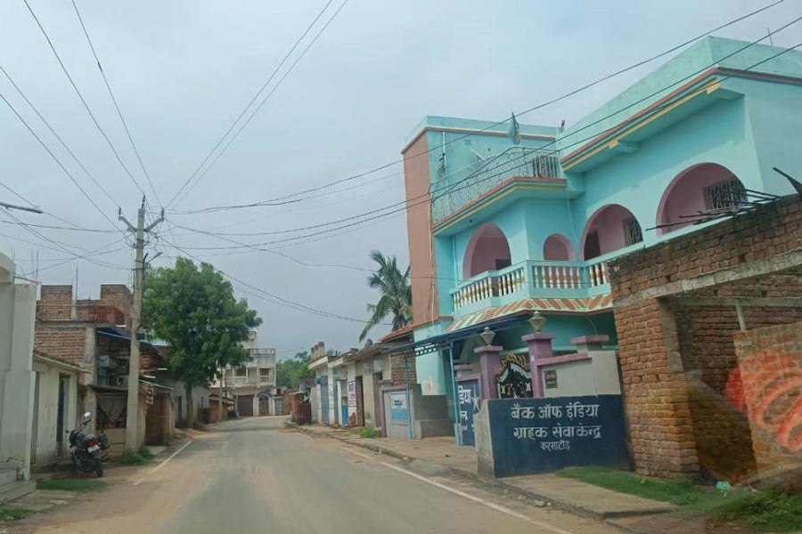 জামতাড়ার মোহনপুরে এক প্রতারিতের বাড়ি। অভিযোগ এখান থেকেই চলে প্রতারণার করবার।