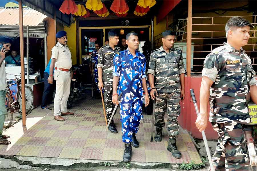 অভিযুক্ত টিঙ্কু সুতারের খোঁজে রেস্তরাঁয় হানা পুলিশের। মঙ্গলবার রানাঘাটে।