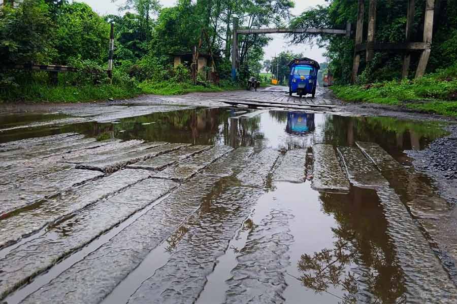 সালানপুরে এমনই হাল লেভেল ক্রসিংয়ের।