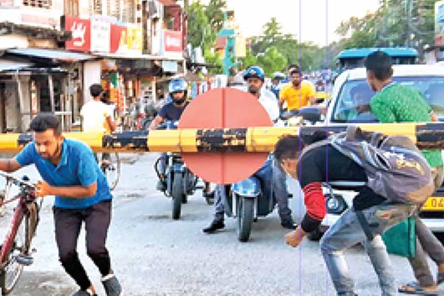 ঝুঁকির পারাপার। জলপাইগুড়ি শহরের ৩ নম্বর গুমটি লেভেল ক্রসিংয়ে।