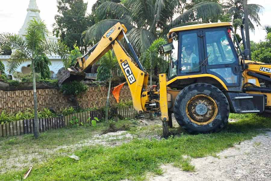 রকারি খাস জমির ওপর রিসর্টের সিমানা ভাঙছে প্রশাসন ও পুলিশ। মঙ্গলবার গজলডোবায়।