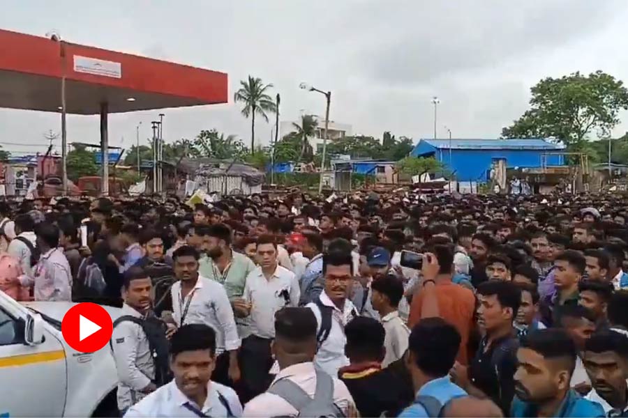 Stampede like situation in Mumbai Airport during Air India Recruitment Drive as around 25 thousand job seekers gathered for only 600 posts