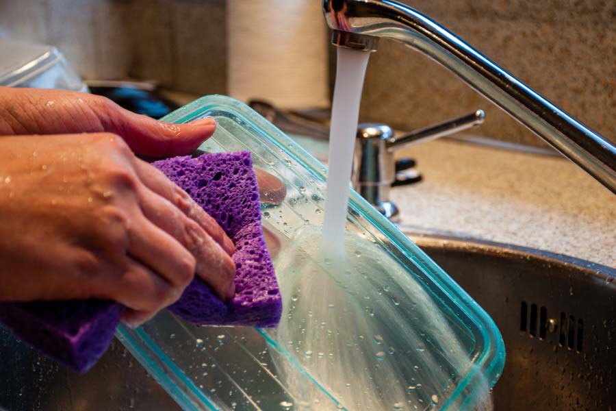 A step-by-step guide to remove grease from plastic container