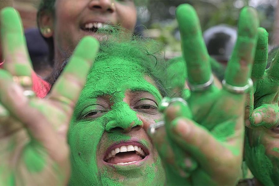 জয়যোগ: মানিকতলা বিধানসভা কেন্দ্রের উপনির্বাচনের ফল দেখে শাসক দলের সমর্থকদের উচ্ছ্বাস।