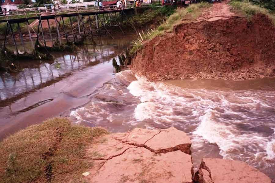 ময়ালে দ্বারকেশ্বর নদের উপর ‘বোরো বাঁধ’।